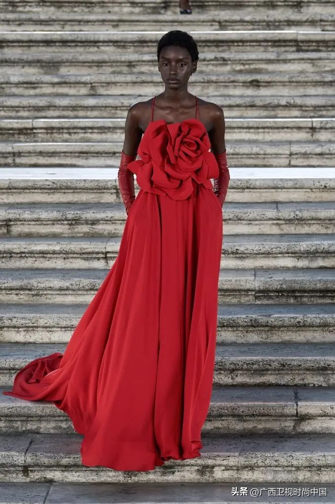 快过年了还是穿红色喜庆点,快过年了买件红色的衣服