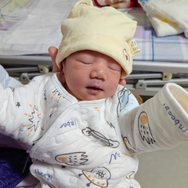 宝宝需不需要喝水怎么判断,婴儿有哪些症状需要喝水