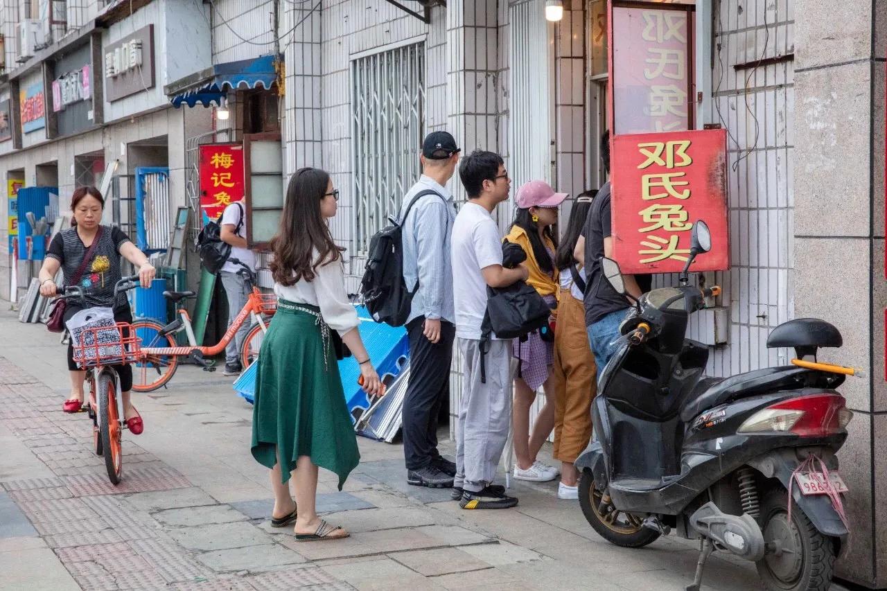成都十大必吃小吃兔头,成都特色美食小吃鸭脑壳