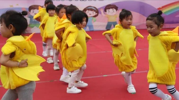 幼儿园庆六一活动报道,花开新时代童心向未来朗诵视频