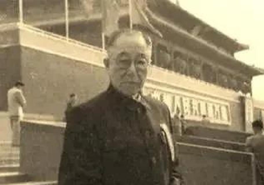 清朝末代王爷，宁摆地摊也不*国卖**，毛主席：安排他当个“弼马瘟”