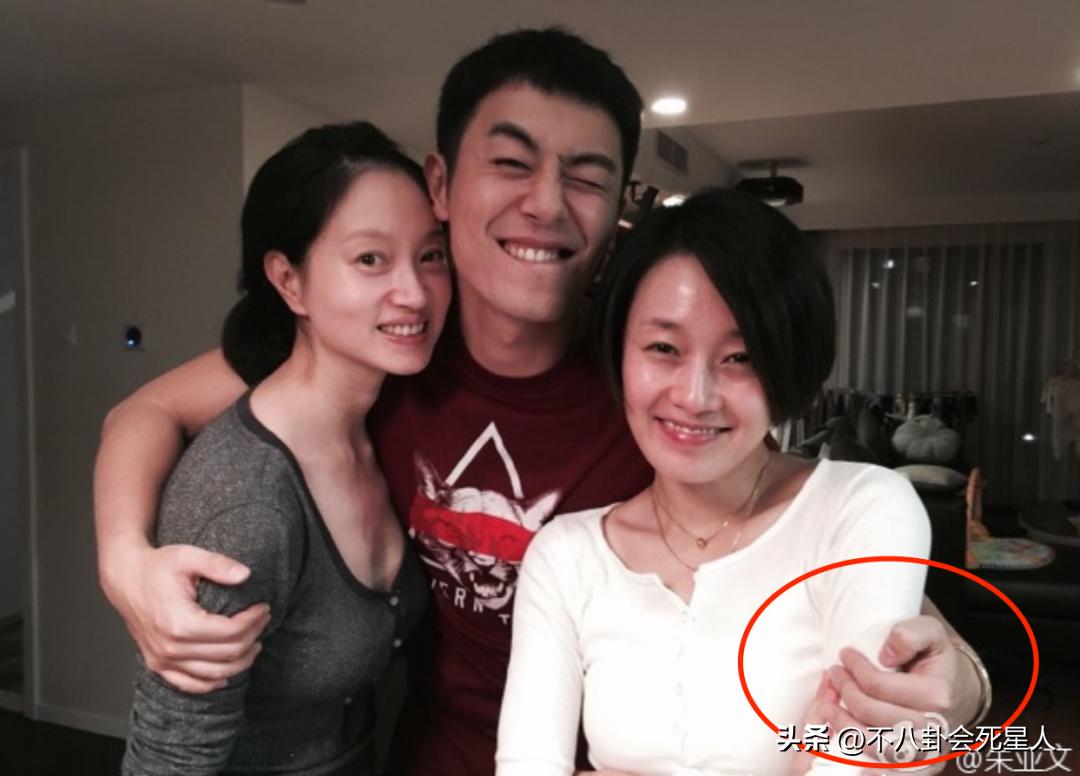 朱亚文和老婆亲密互动,朱亚文和媳妇的恩爱合照