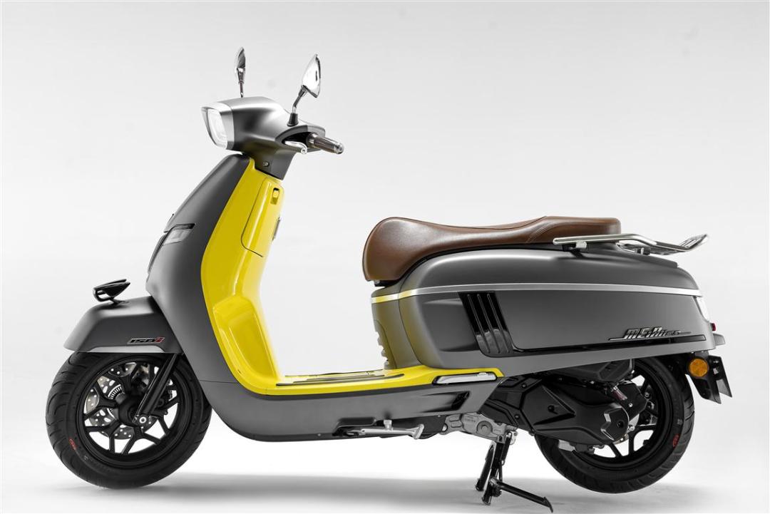 南方飞戈复古150踏板摩托车,新款复古踏板车150上市