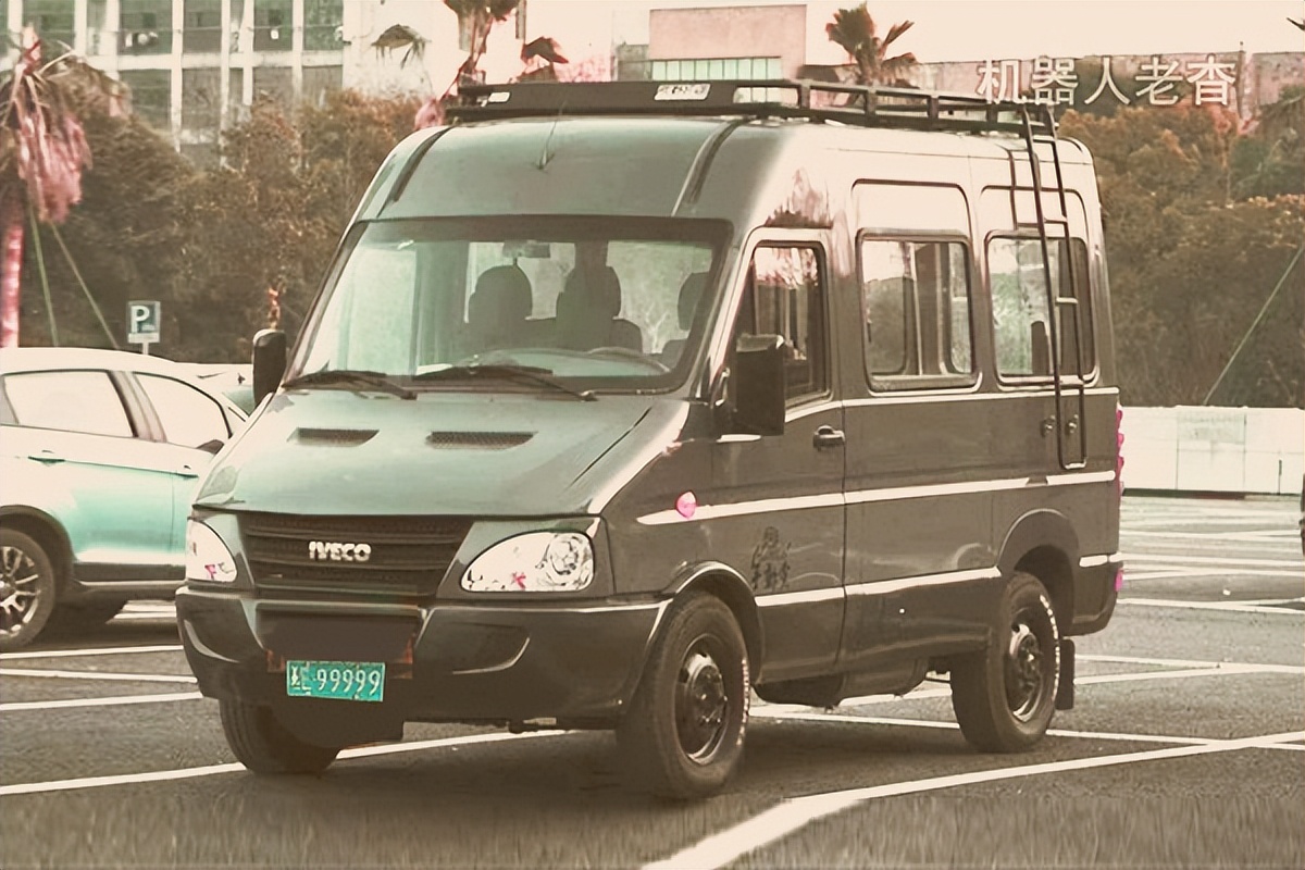 行进的灰金刚,依维柯宝迪改装房车上路了,小专车这样设计旅居车