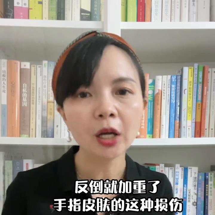 小孩总是抠手咬手怎么办,孩子爱抠指甲咬指甲
