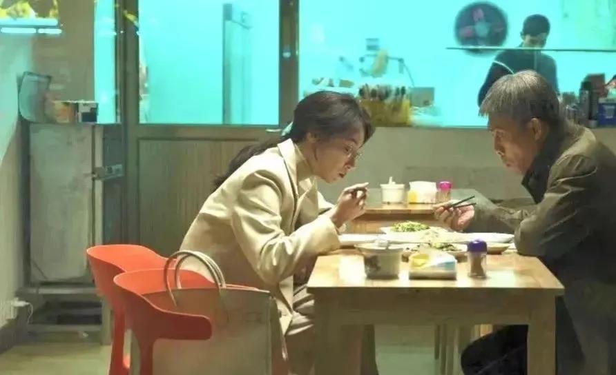 “狂飙”大嫂好会背包，看着好眼馋啊！