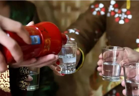 酒桌上敬酒不喝怎么办,酒桌上不主动敬酒好吗