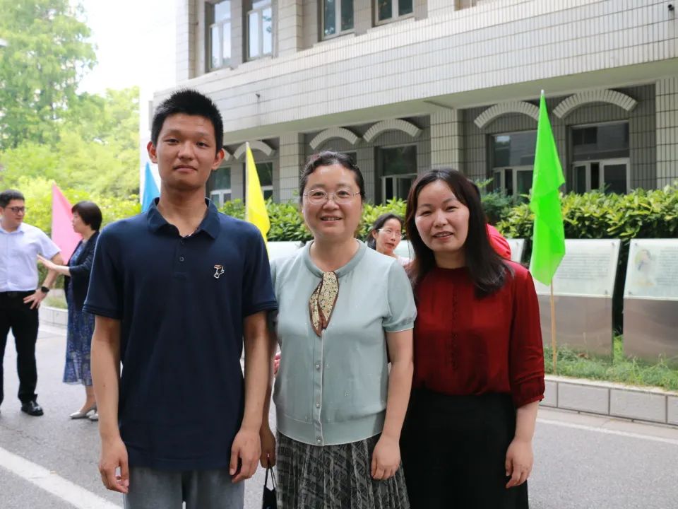 东大精英学校,大英才班和小英才班哪个好