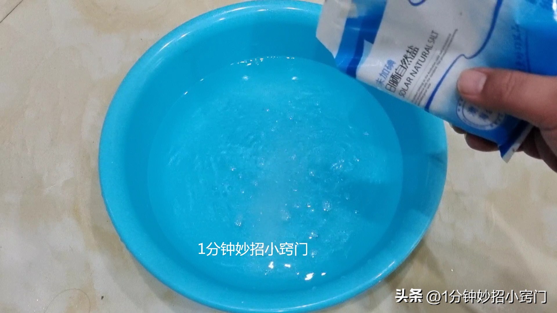 家里地板容易脏怎么拖,家里的地板怎么擦也擦不干净