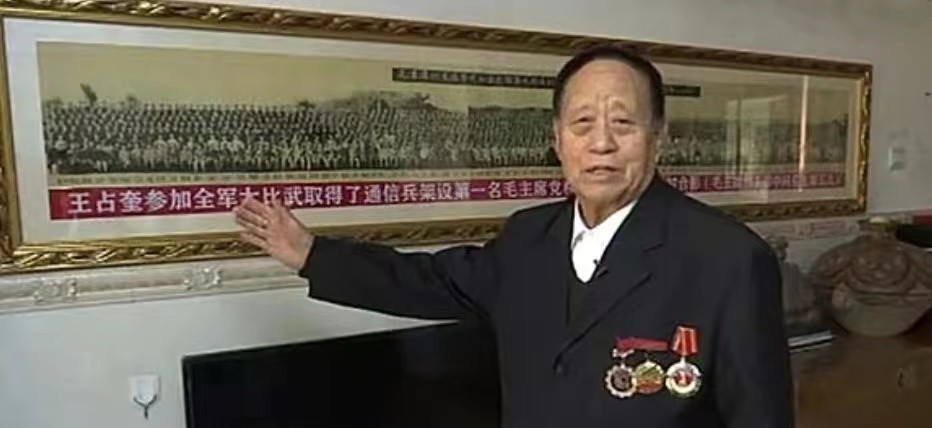 军人救老人赠小泥球价值2亿,38年前内蒙小伙救人获赠小泥球