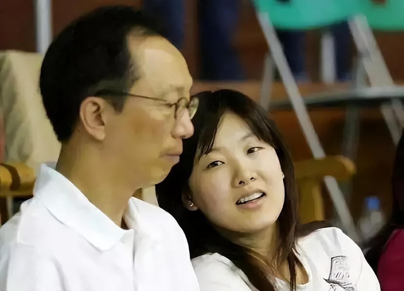 梁锦松一年收入多少亿,梁锦松为香港狂赚3万亿