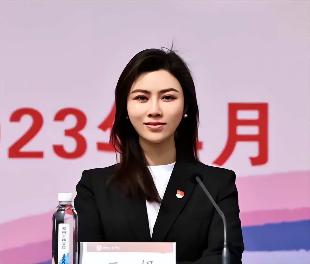 高颜值副校长王提走红，长相美艳大气身材好，学历更是羡煞旁人