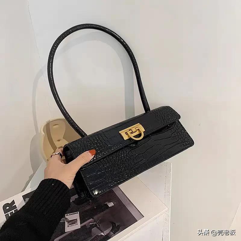 基础款要这样穿也很时髦的,基础款是毫不费力的时髦感