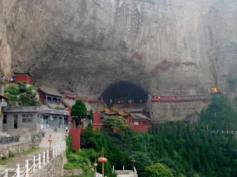 80岁老人深山发现土匪洞完整版,山西老农发现山洞