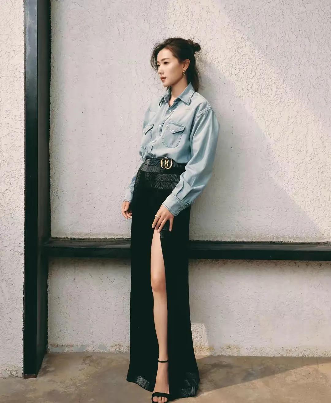 万茜高开叉裙造型图文,万茜穿高开叉长裙单人超美图片