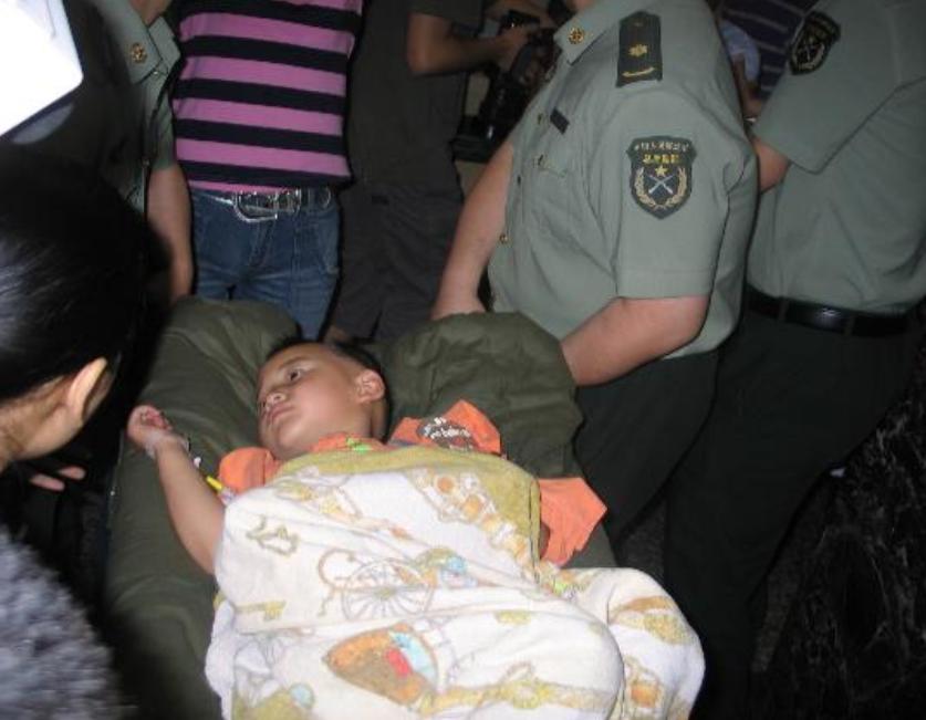 汶川地震中的3岁敬礼娃娃,汶川地震敬礼娃娃完整视频