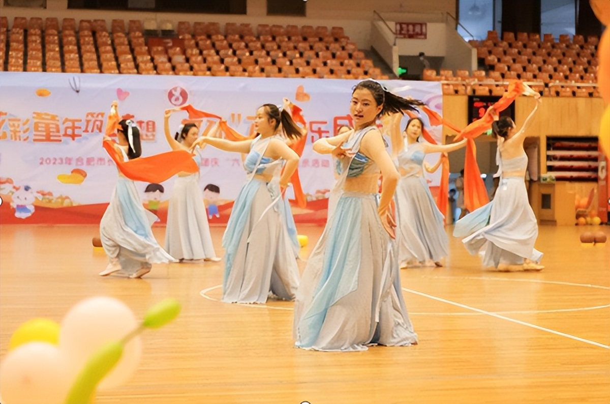 合肥市长江路幼儿园教育集团:举行“炫彩童年筑梦想舞动六一乐成长”庆六一亲子舞展示活动