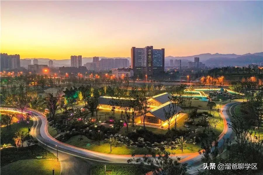 乘着大运会这缕“东风”，应该没有谁比东安湖还快