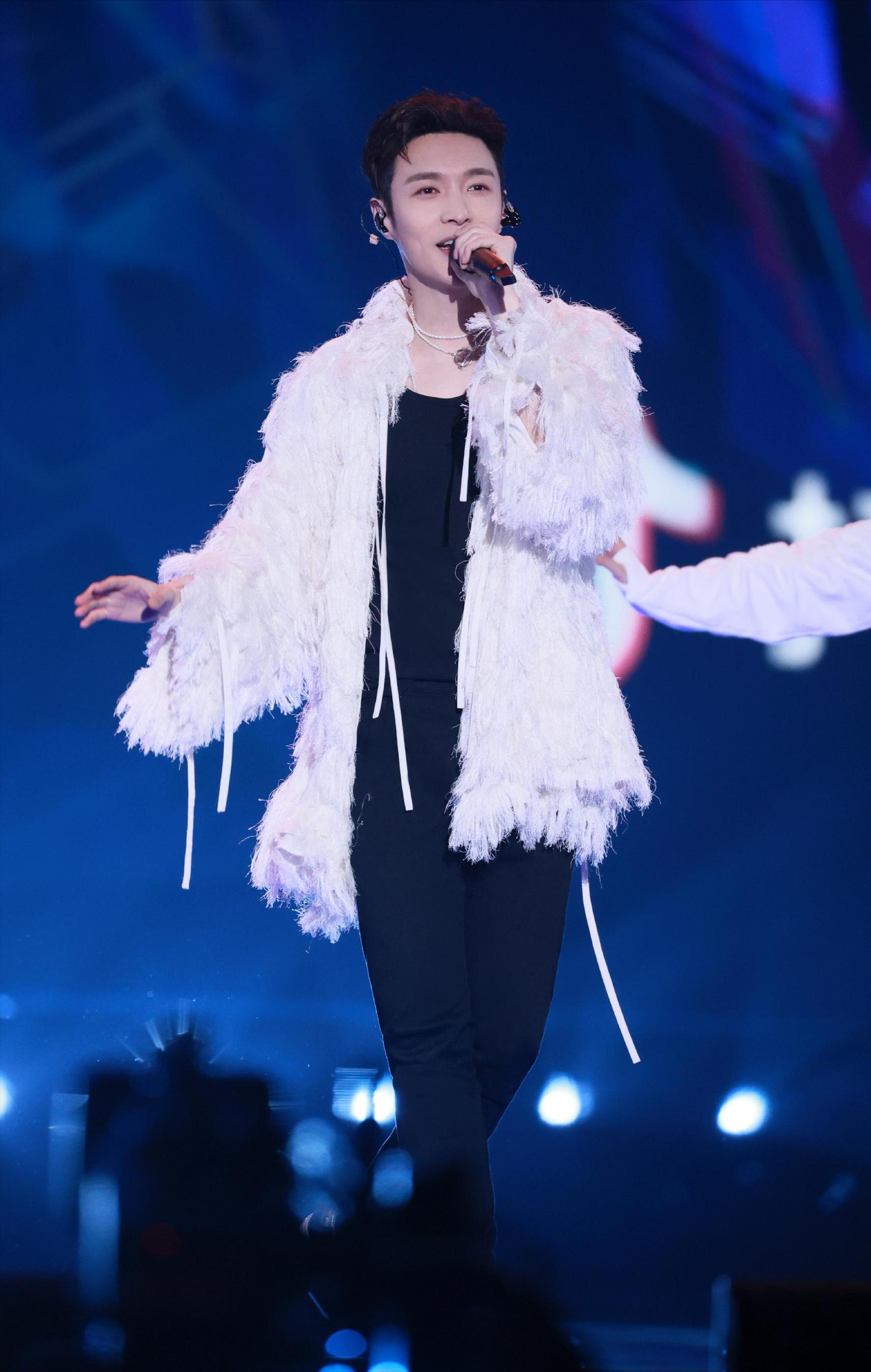 辱骂粉丝、无效宣发、卷款跑路，“家庭作坊”坑惨了这4位明星