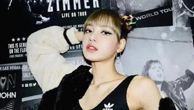 Lisa操作再引热议！晒大尺度照片、妆容变回泰妹，粉丝心疼其