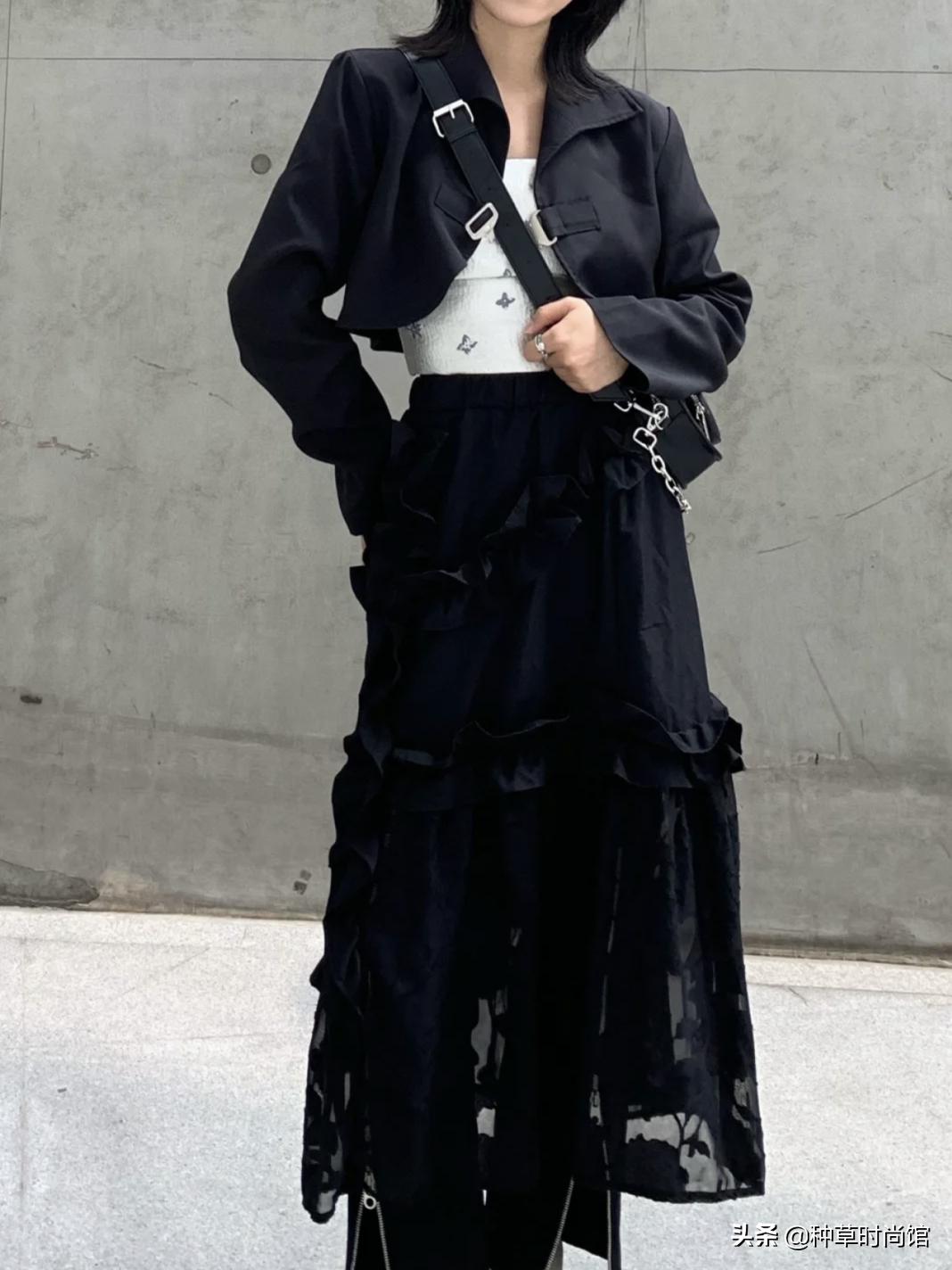 今年流行穿什么裤子和裙子,今年流行裙子配什么裤子