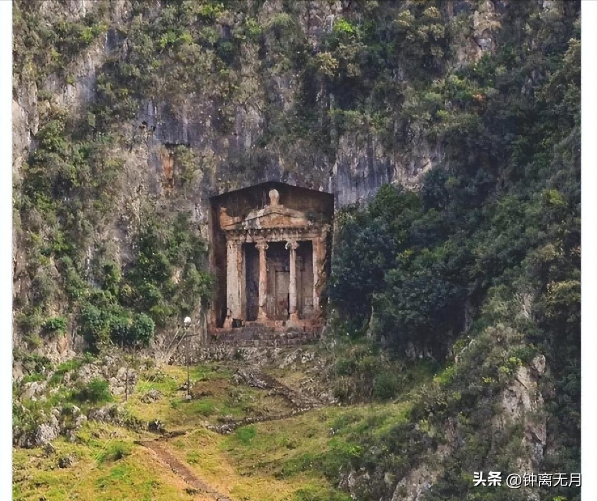 女子穿日军军装拍照被拘留,女子穿侵华日军服装摆拍新闻视频