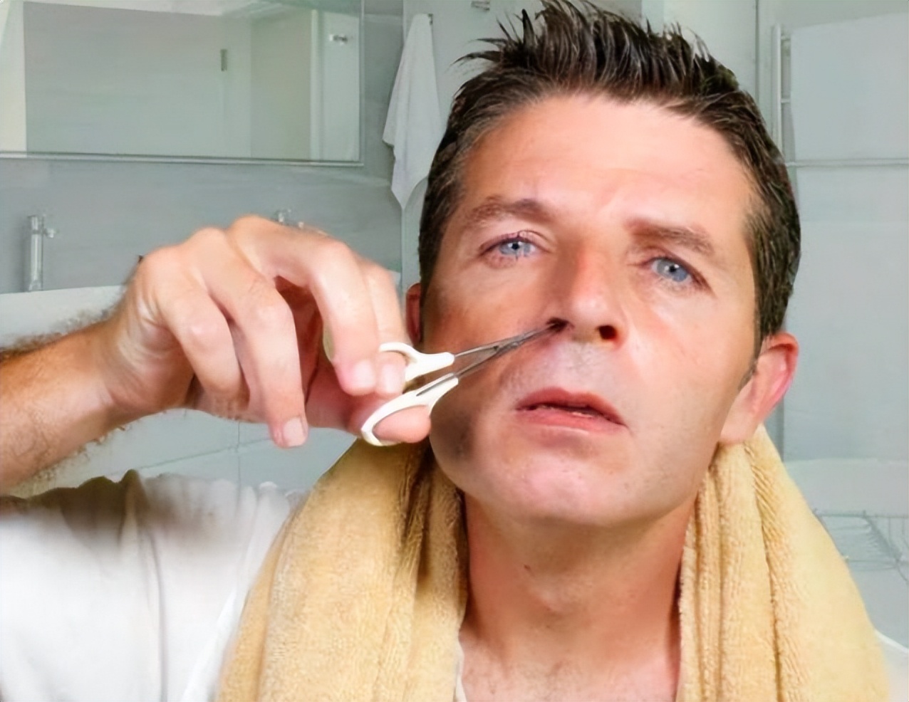 男人胸毛和鼻毛变白的原因,男人鼻毛和胡须变白是怎么回事