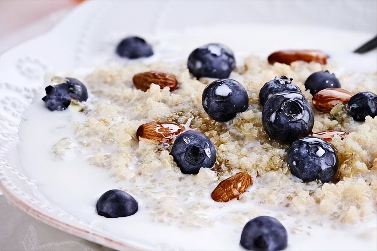 早饭应该吃什么早餐最有营养,不吃早餐的危害及饮食多样的好处