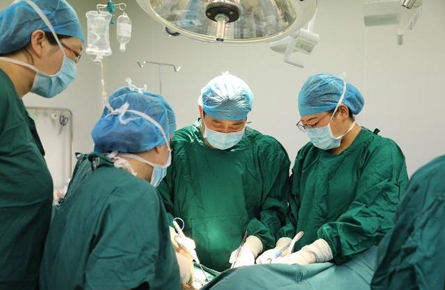 手术时，医生切开的伤口怎么不流血？说出真相