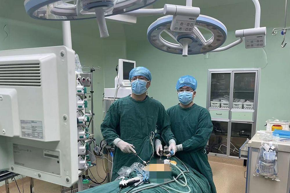 医疗||假牙“咬”穿结肠，市中心医院专家妙手摘除“夺命金属套”