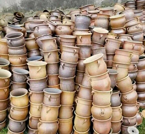 村里的花盆厂倒闭了，堆积成山，不花钱都没人要，真是可惜