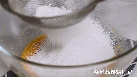 吃蛋糕卷别去外面买！自己做的料更足，香到舔手指