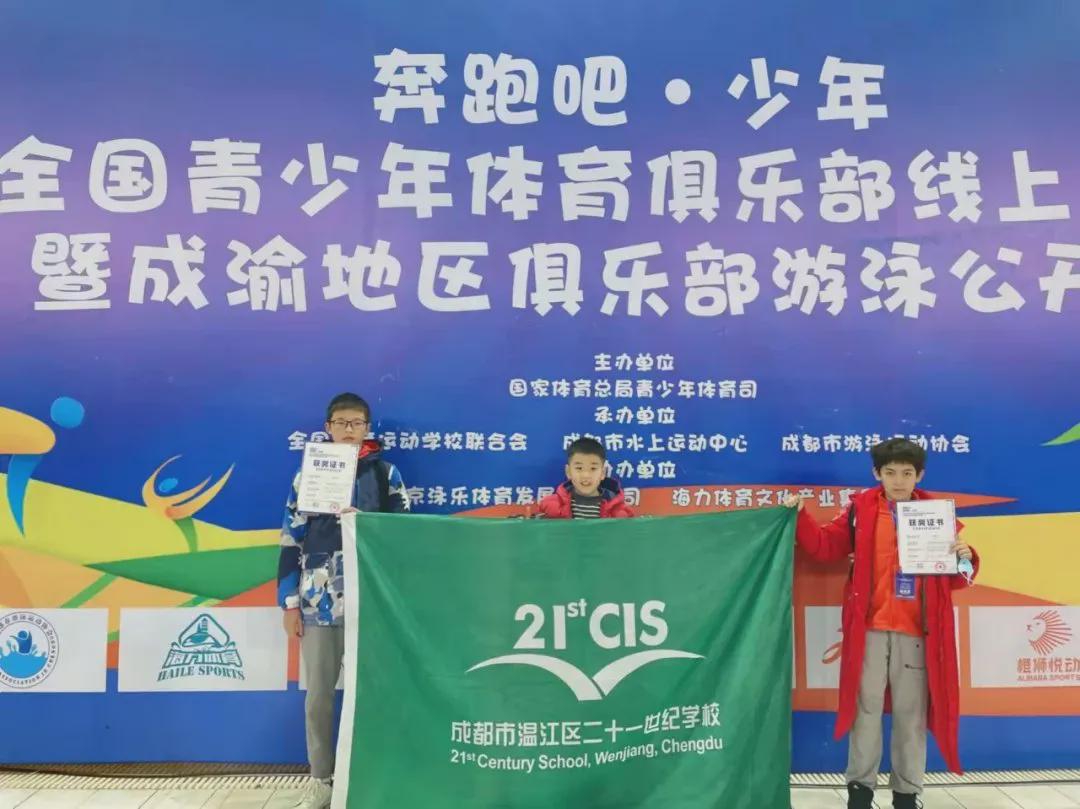 拿奖到手软的学生,拿奖状拿到手软