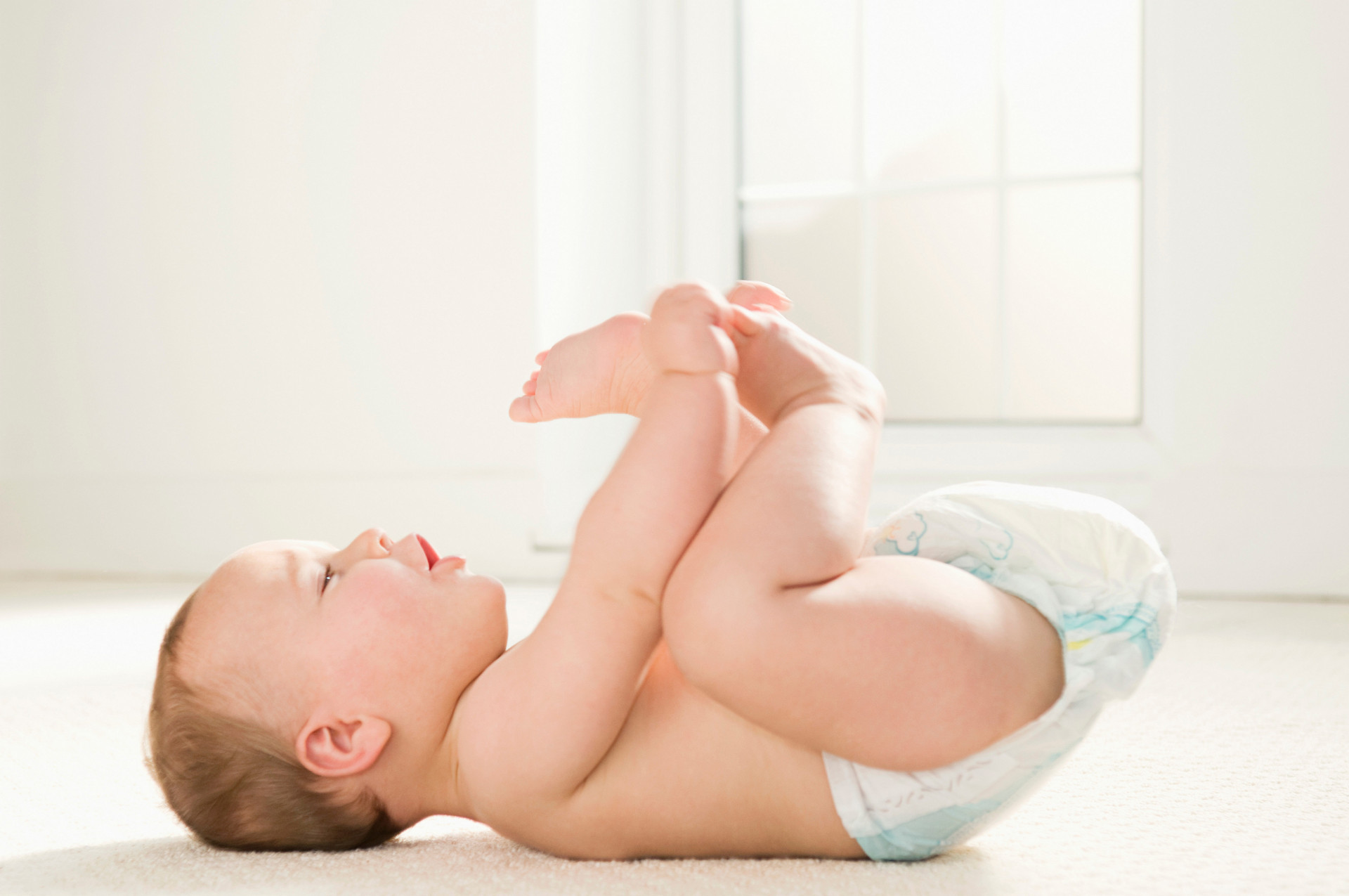 洁癖小姨带娃三天,孩子哭着不拉尿,妈妈拉开娃的裤子一看吐了