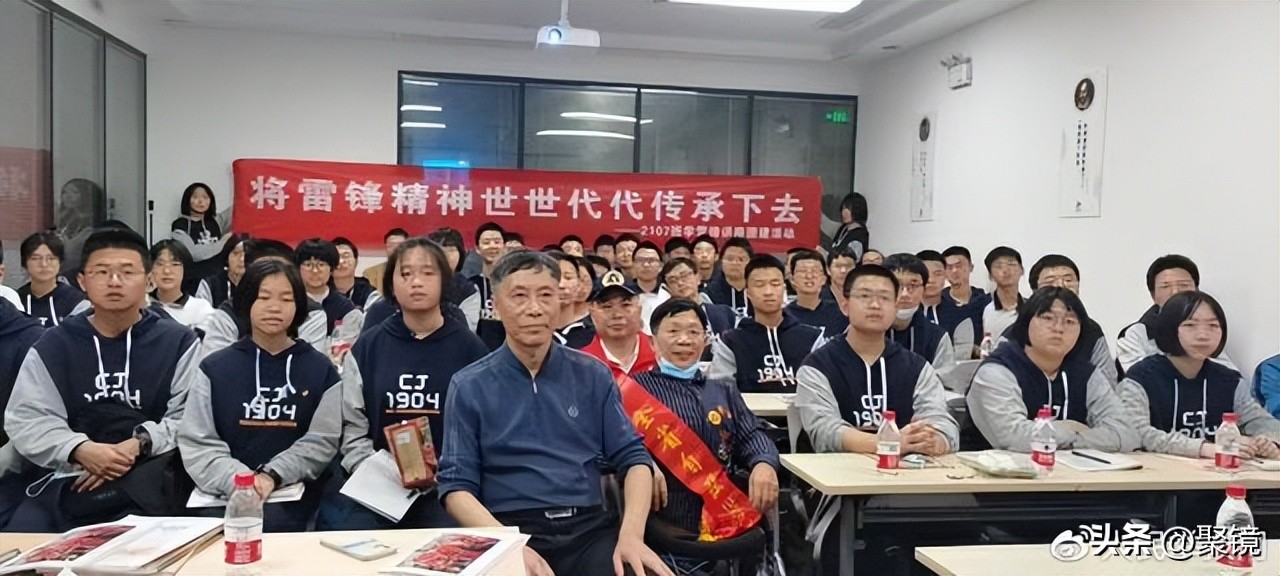 把信仰读本《雷锋》送给每一位中华儿女