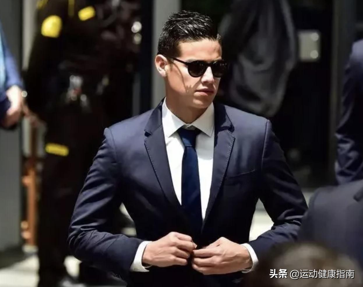 球场上奔跑的美好肉体，让女球迷疯狂的10大足球帅哥盘点，慎点哦