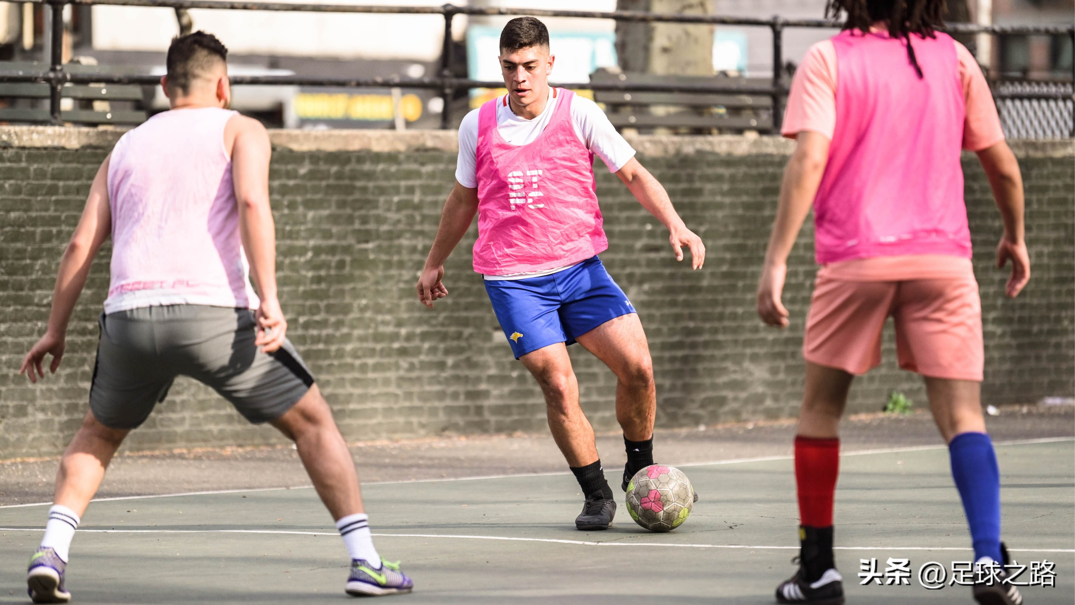 地面花式足球,花式足球技巧之地面舞蹈