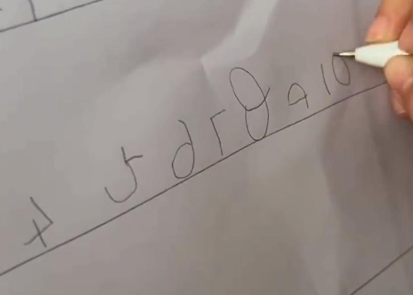 浙江一女孩从1写到10，自带镜像效果爸爸笑翻，每一笔都出乎意料