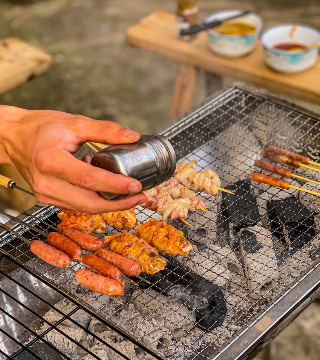 90后小夫妻摆摊卖烧烤,90后摆摊烧烤每个月8万