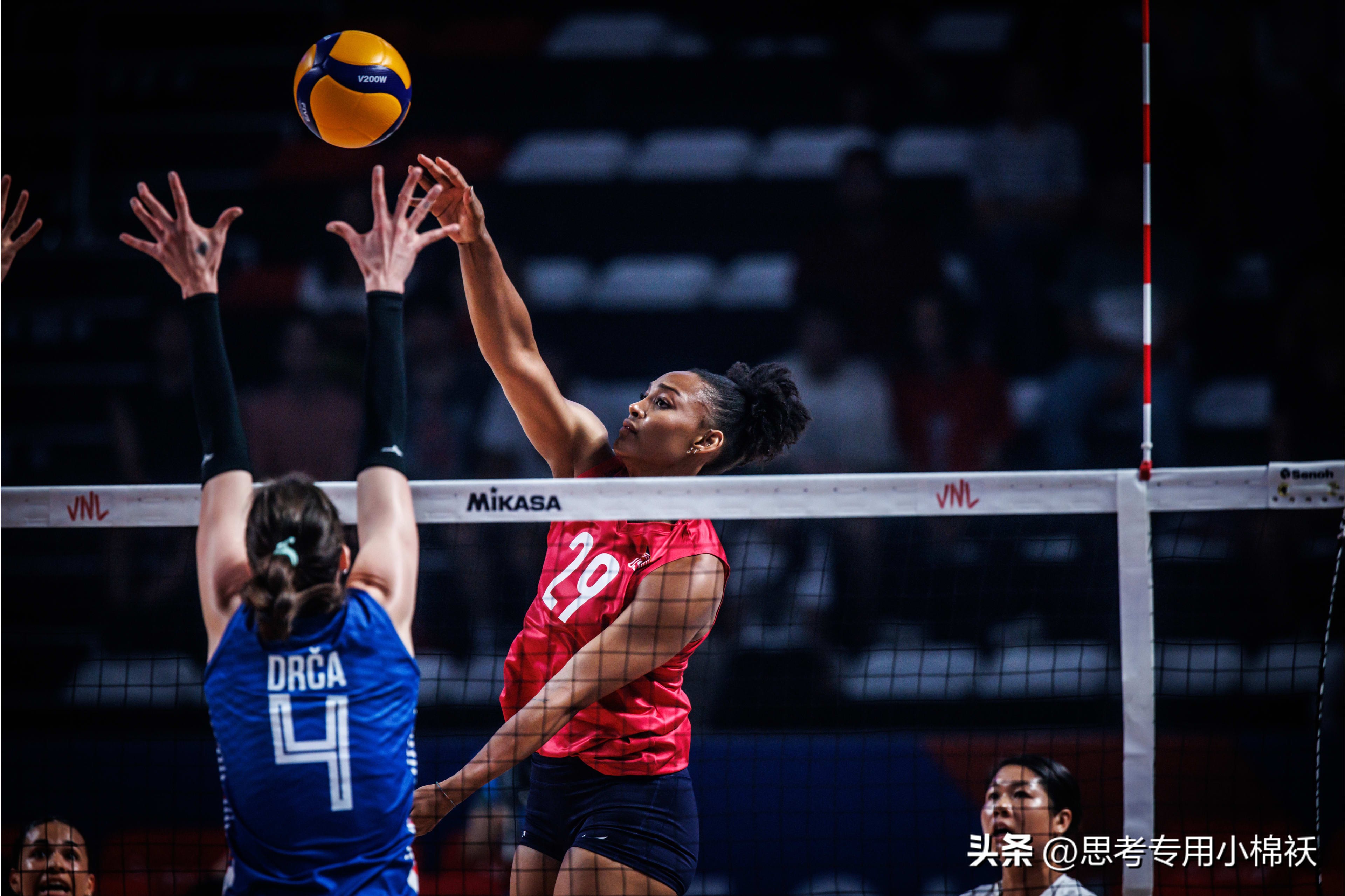世界女排联赛第2日综述：归化悍将创造历史，世界第一再次易主