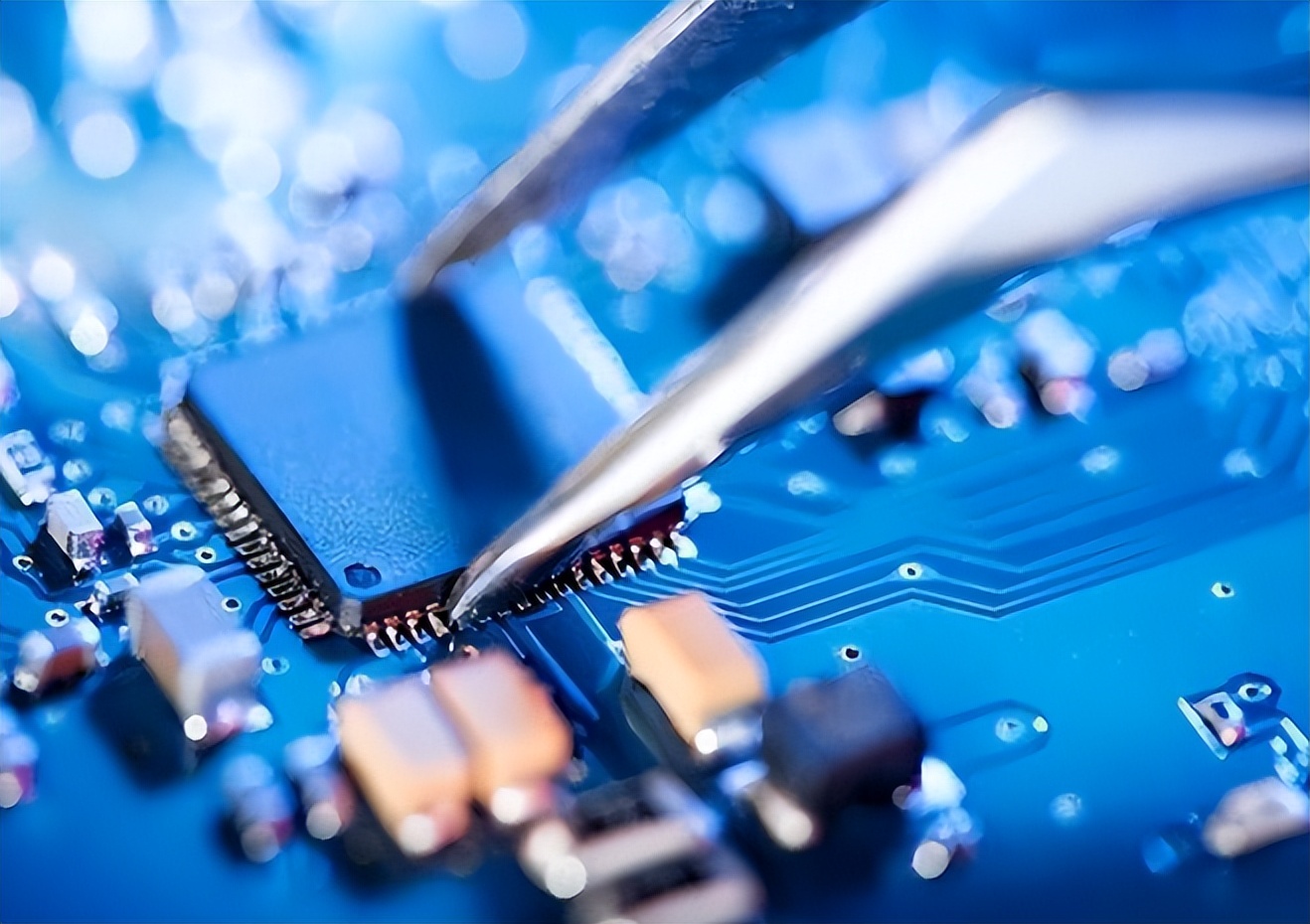 日本光刻机4500万，荷兰要价1亿美元还卖疯，为啥不能买日本的？