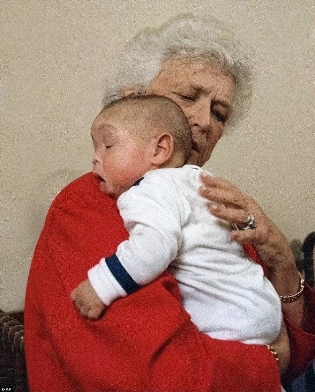 芭芭拉和老布什年轻时的照片,芭芭拉老布什