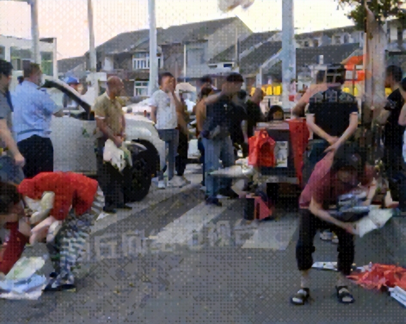 男子摆摊遭劝离，把货物扔地上任人捡！背后满是辛酸！律师：捡拾者不违法，但道德上过不去