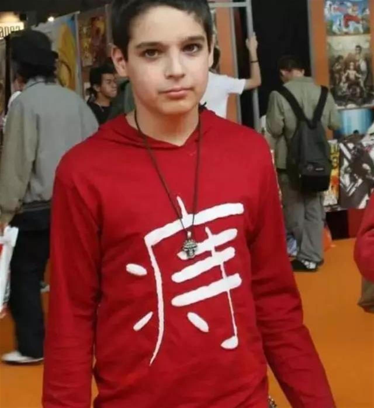 老弟儿!你的衣服可真够任性的,还好你不认识中文,尴尬死了!