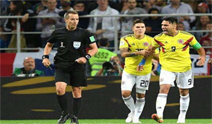 足球比赛中球踢到裁判,足球比赛裁判把球踢进去