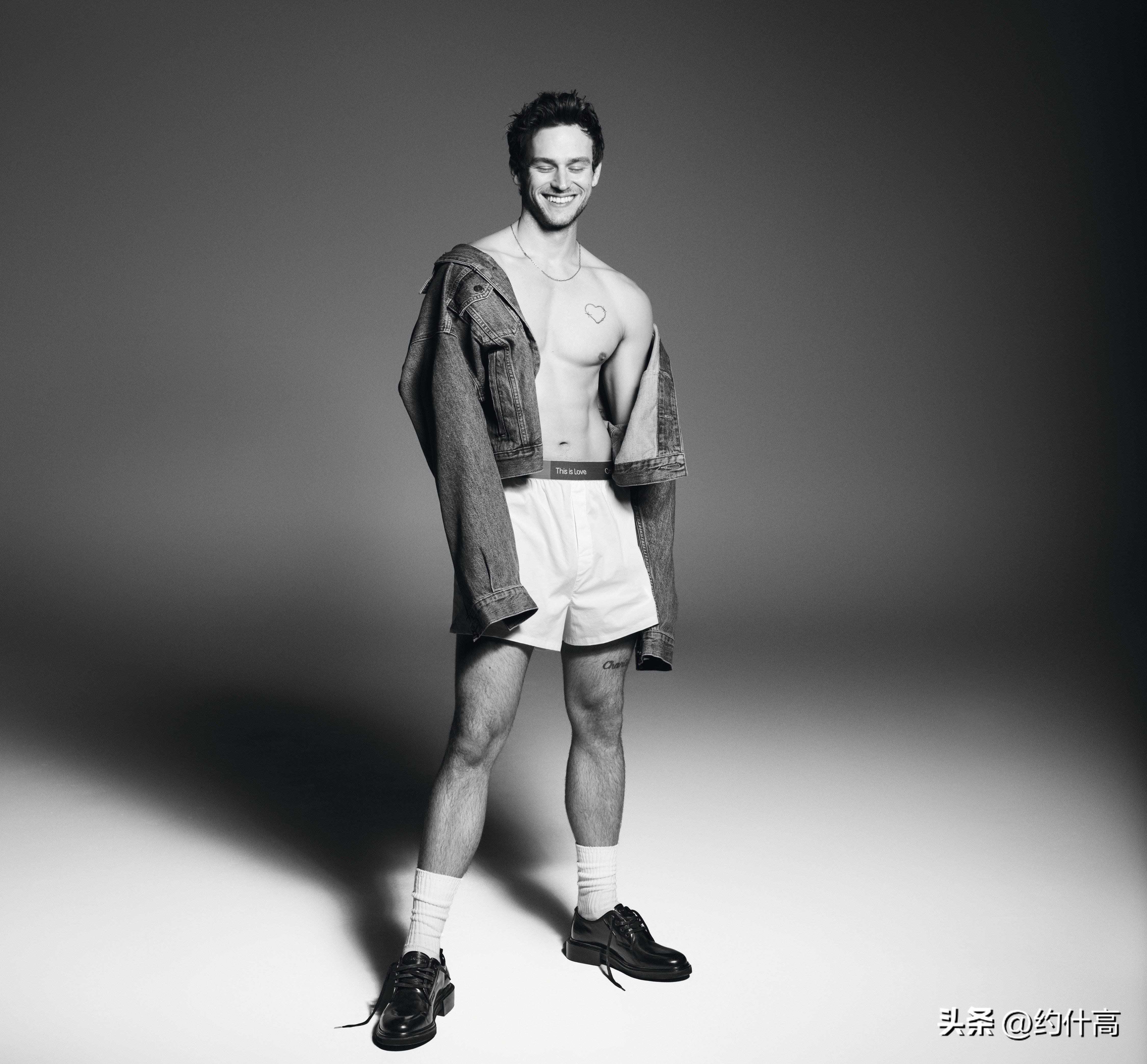 新锐同志帅哥成CalvinKlein新宠,变身*裤内**男神代言“骄傲”活动