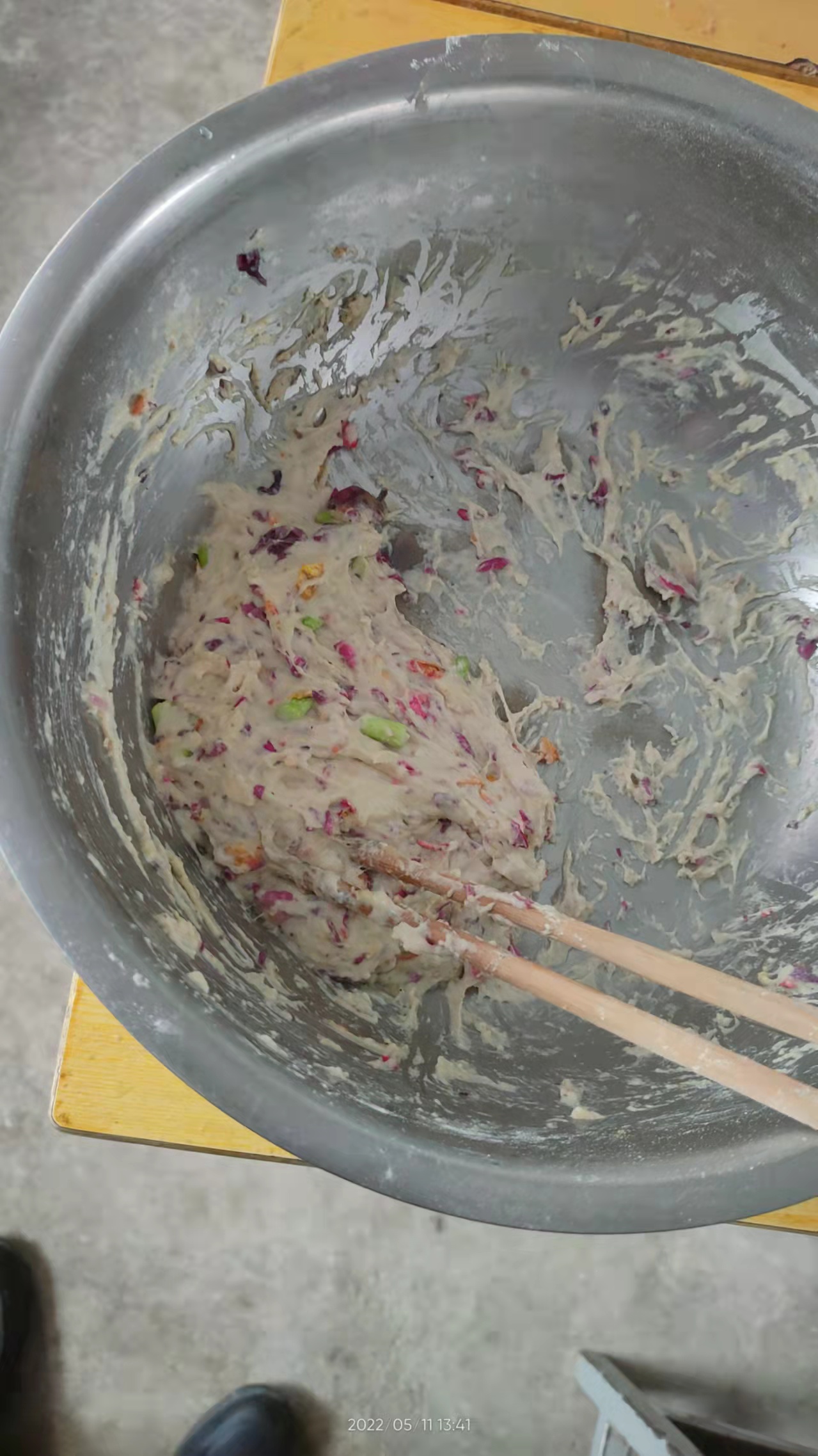 男子炸丸子,油炸火锅丸子爆炸