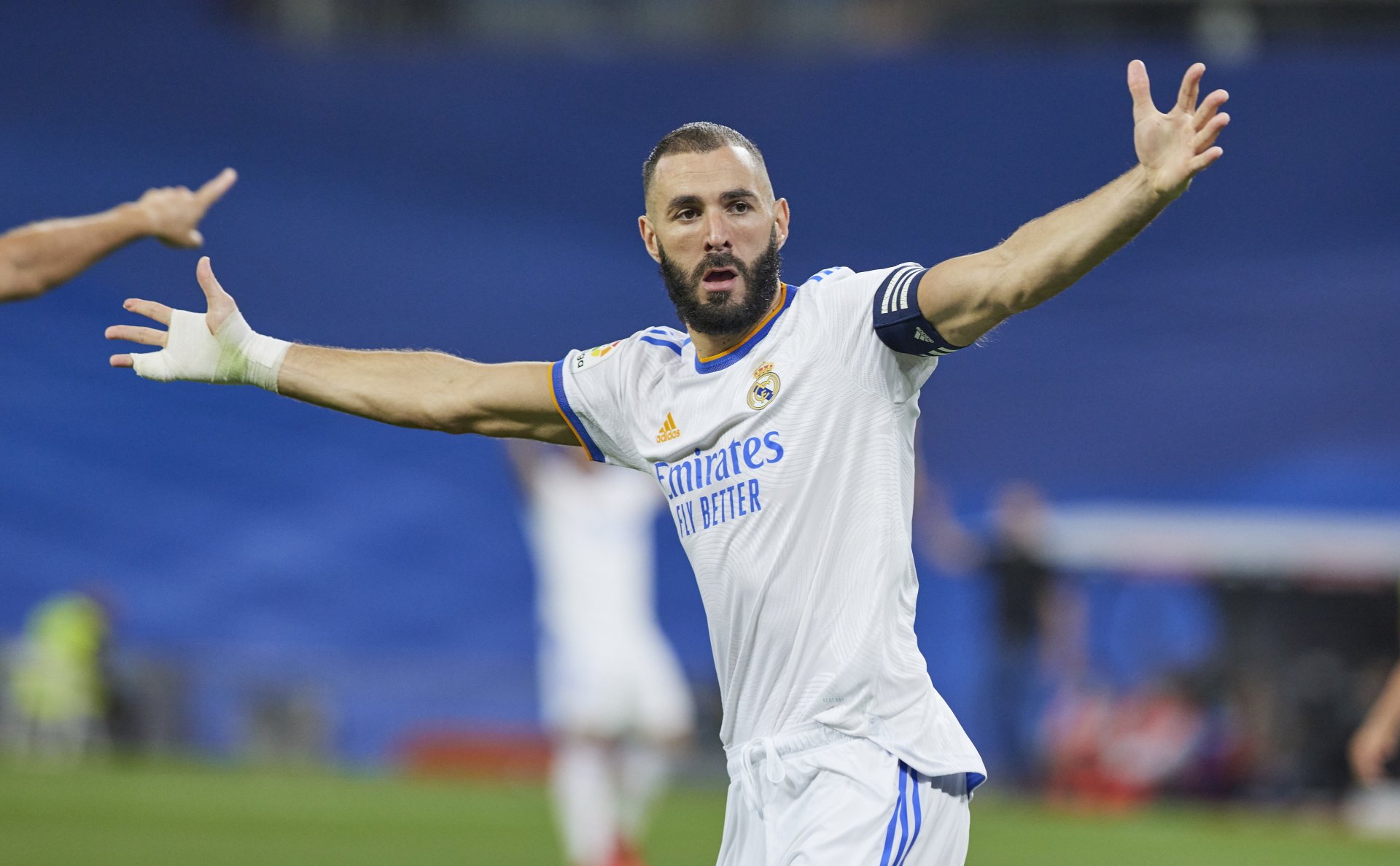 本泽马绷带打手腕,本泽马的右手金色绷带