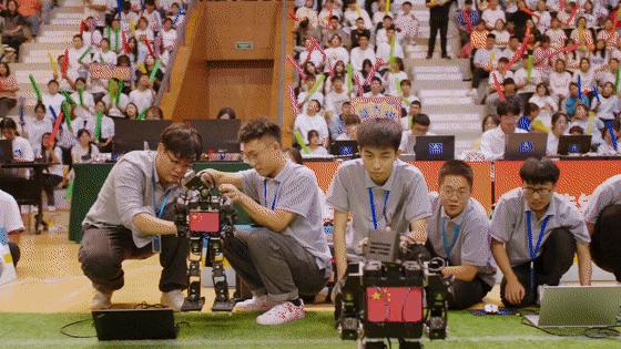 揭秘！《大三女生》中类人足球机器人的那些事