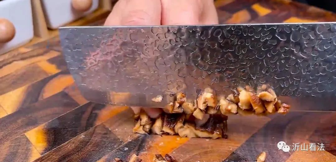 经常放屁有可能是癌症的前兆,屁多以为是排毒其实是癌症